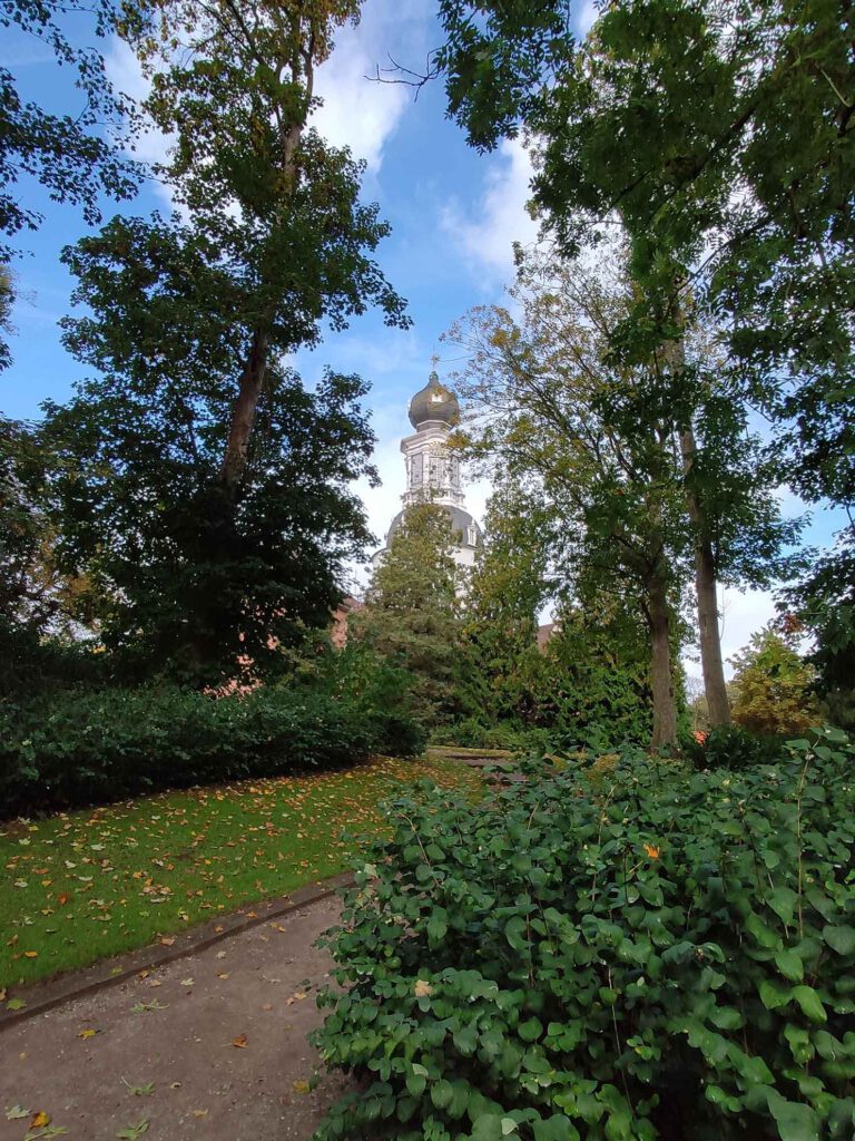 Schlosspark Jever Blick auf den Zwiebelturm des Schlosses